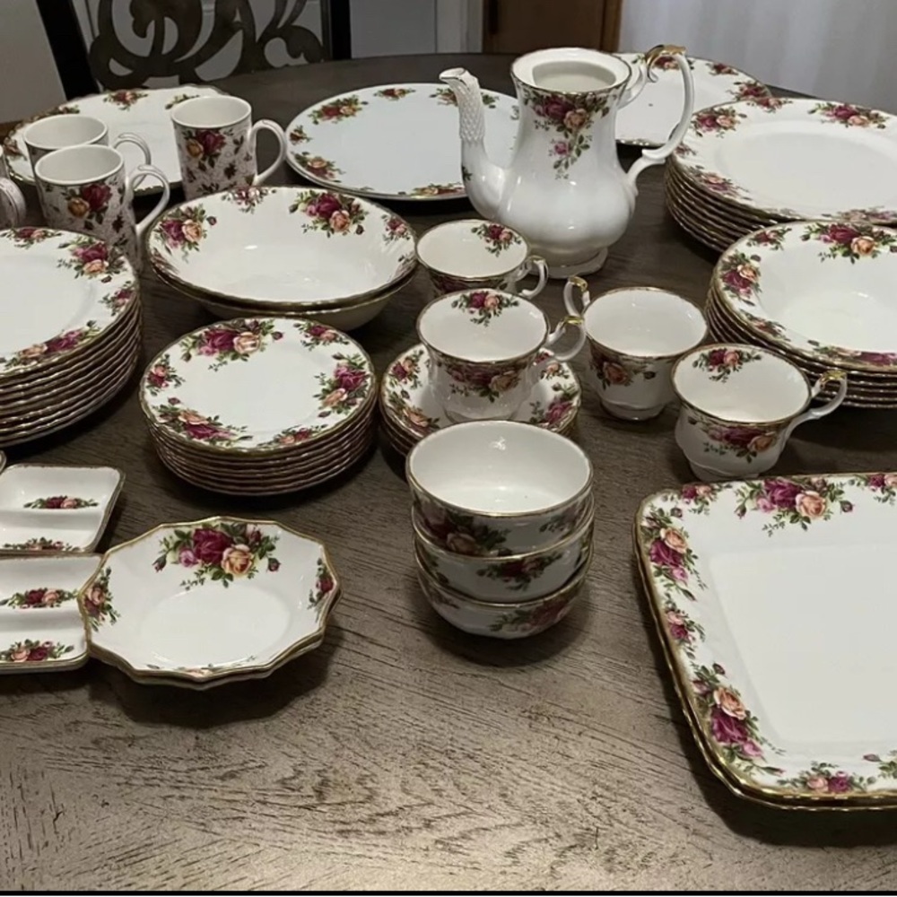 Royal Albert - 63 pcs Old Country Roses China